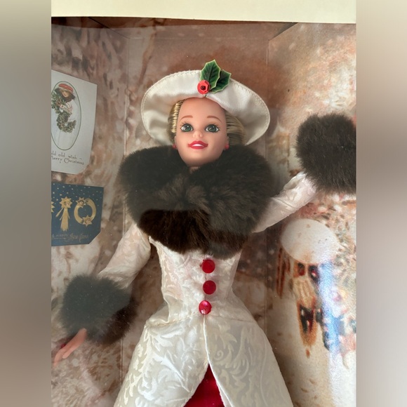 Victorian Christmas Holiday Barbie,  Hallmark Memories Barbie, Mattel 1995 - Picture 3 of 7